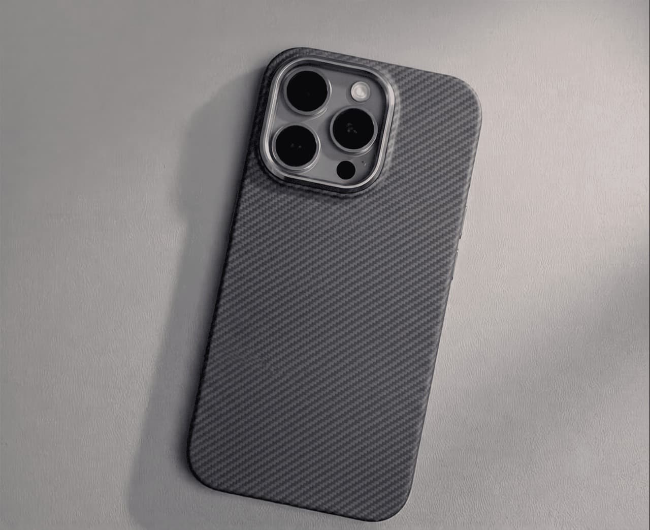MagSafe Carbon Fiber Case – Graphite Black Woven Pattern