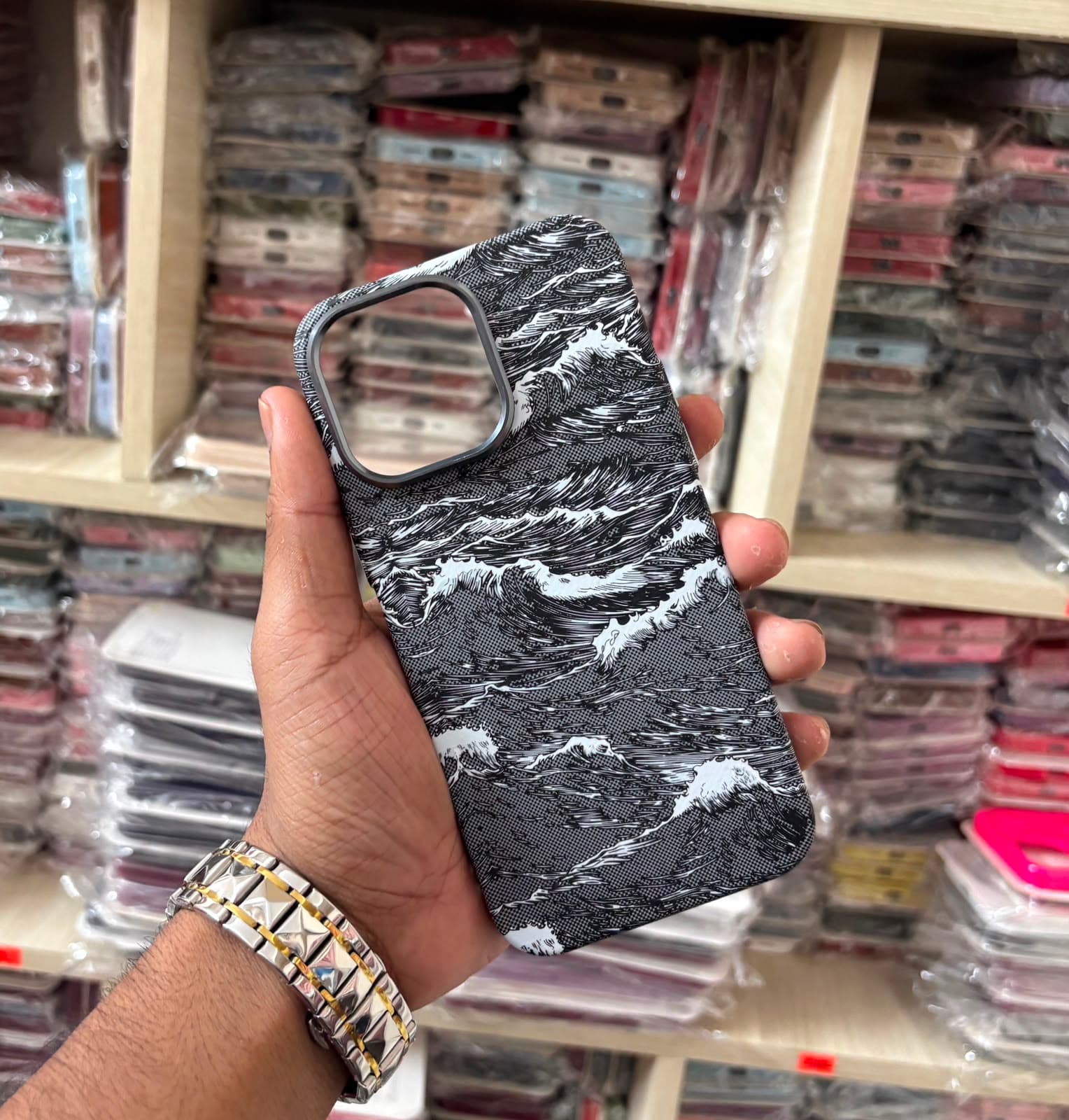 MagSafe Carbon Fiber iPhone Case – Gray River Wave Pattern — ছবি 2