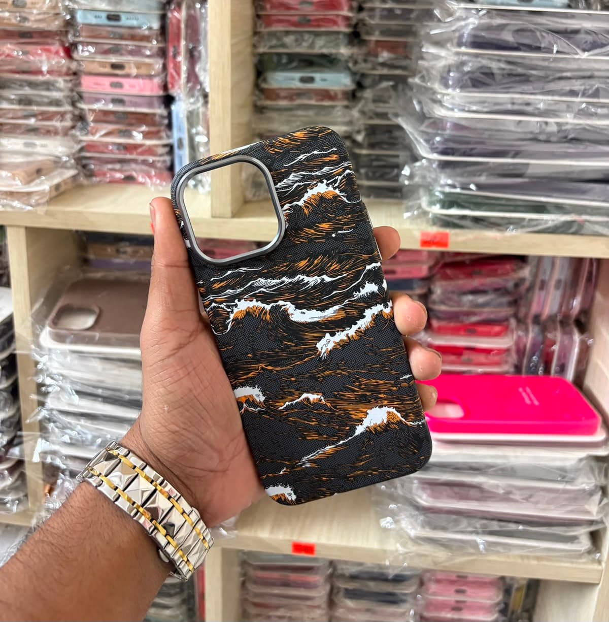 MagSafe Carbon Fiber iPhone Case – Black River Wave Pattern — ছবি 2