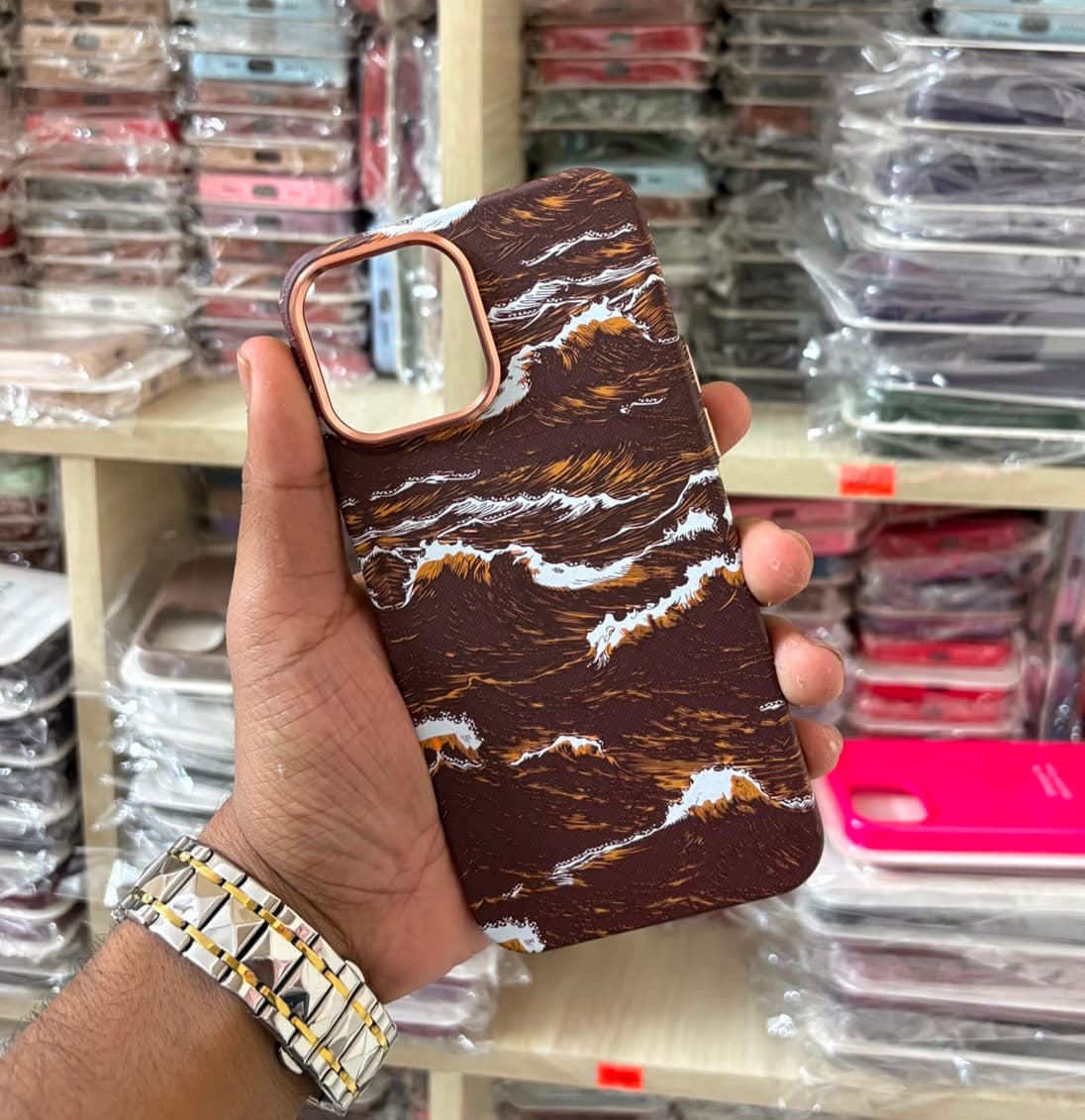 MagSafe Carbon Fiber iPhone Case – Brown River Wave Pattern — ছবি 2